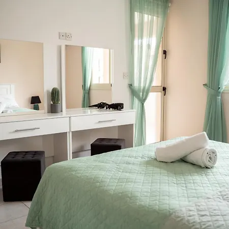 Noyas Place- Amazing 2bdrm With Swimming Pool Complex Apartment *